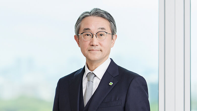 顔写真：理事専務執行役員 安武 篤