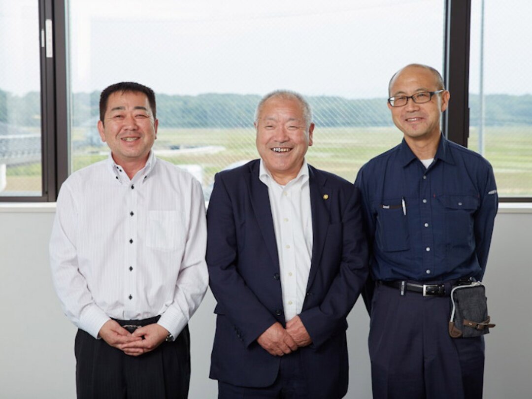 左から 磯部加工組合  島寿雄（しまひさお）理事長、JF相馬双葉 狩野一美（かのかつみ）福組合理事長、JF相馬双葉 磯部地区代表・渡部裕次郎（わたのべゆうじろう）参事